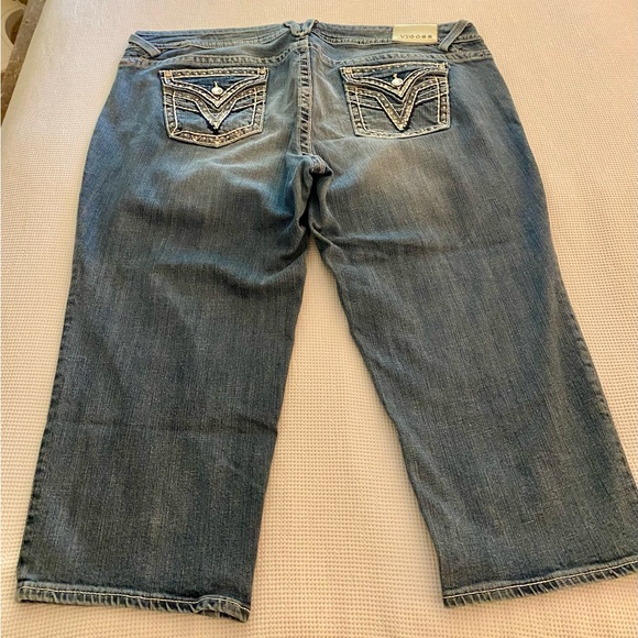 Vigoss Blue The New York Capri Jeans with Embroidered Design - Picture 5 of 5